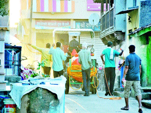 Spraying pesticide by Munjawad Gram Panchayat | मुंजवाड ग्रामपंचायतीतर्फे जंतुनाशक औषध फवारणी