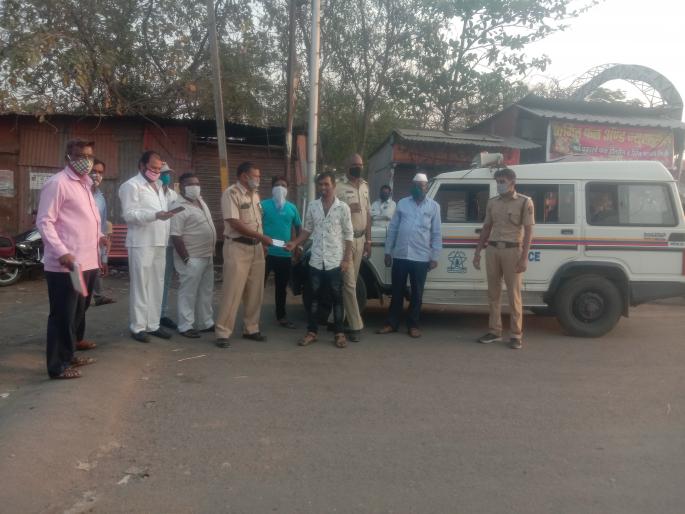 Hit those who don't wear masks at Gonde Fata | गोंदे फाटा येथे मास्क न घालणाऱ्यांना दणका Hit those who don't wear masks at Gonde Fata | गोंदे फाटा येथे मास्क न घालणाऱ्यांना दणका