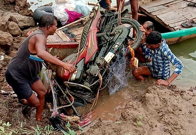 Two-wheeler stuck instead of fish | मासेऐवजी अडकली दुचाकी Two-wheeler stuck instead of fish | मासेऐवजी अडकली दुचाकी