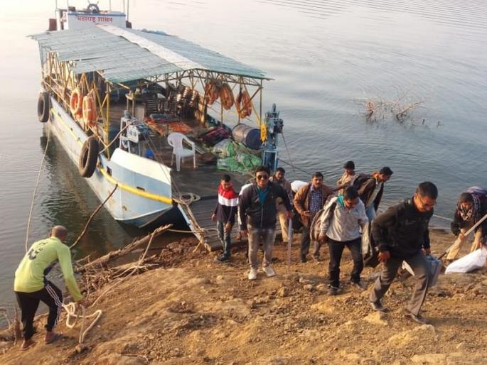 Travel by boat to nine centers along the Narmada coast | नर्मदा काठावरील नऊ केंद्रांवर बोटीद्वारे प्रवास Travel by boat to nine centers along the Narmada coast | नर्मदा काठावरील नऊ केंद्रांवर बोटीद्वारे प्रवास