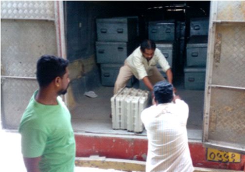 The EVM machine in the district was sent to Ahmednagar | जिल्ह्यातील ईव्हीएम मशिन अहमदनगरसाठी झाले रवाना The EVM machine in the district was sent to Ahmednagar | जिल्ह्यातील ईव्हीएम मशिन अहमदनगरसाठी झाले रवाना
