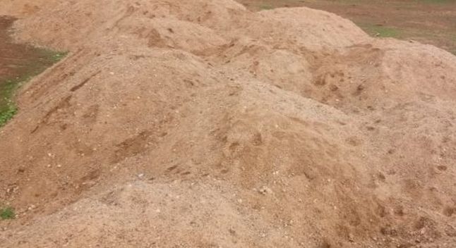 Mining vehicles seized by the citizens | नागरिकांनीच पकडून दिले गौण खनिजाचे वाहन Mining vehicles seized by the citizens | नागरिकांनीच पकडून दिले गौण खनिजाचे वाहन