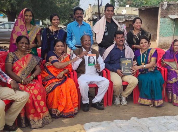 The villagers honored the 'Bhumiputra', who is going to university to be beaten. | पायपीट करुन विद्यापीठ गाठत विद्यावाचस्पती बनलेल्या ‘भूमिपुत्राचा’ ग्रामस्थांनी केला गौरव