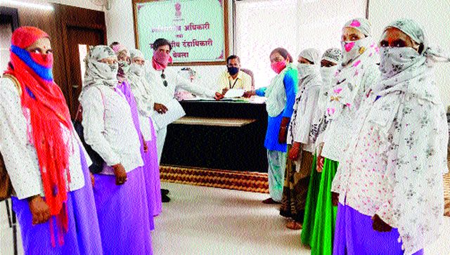 Statement of Ashasevik to the officers | आशासेविकांचे अधिकाऱ्यांना निवेदन Statement of Ashasevik to the officers | आशासेविकांचे अधिकाऱ्यांना निवेदन