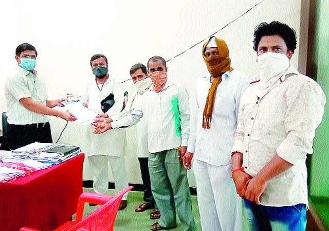 Demand for abundant fertilizer to farmers in Sinnar taluka | सिन्नर तालुक्यात शेतकऱ्यांना खते देण्याची मागणी Demand for abundant fertilizer to farmers in Sinnar taluka | सिन्नर तालुक्यात शेतकऱ्यांना खते देण्याची मागणी