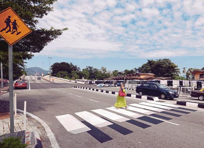 When the British follow India ... 3D Zebra crossing on trial basis | इंग्रजही भारताला फॉलो करतात तेव्हा...