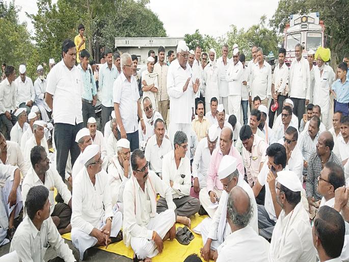 Shevgaon-Paithan highway to stop the road: For one and a half hour road | पाटपाण्यासाठी शेवगाव-पैठण राज्यमार्ग रोखला : पाडळीत दीड तास रास्तारोको Shevgaon-Paithan highway to stop the road: For one and a half hour road | पाटपाण्यासाठी शेवगाव-पैठण राज्यमार्ग रोखला : पाडळीत दीड तास रास्तारोको