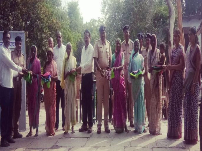 Distribution of clothes to ten poor people from crackers | फटाक्यांच्या रकमेतून दहा गरीबांना कपडे वाटप Distribution of clothes to ten poor people from crackers | फटाक्यांच्या रकमेतून दहा गरीबांना कपडे वाटप