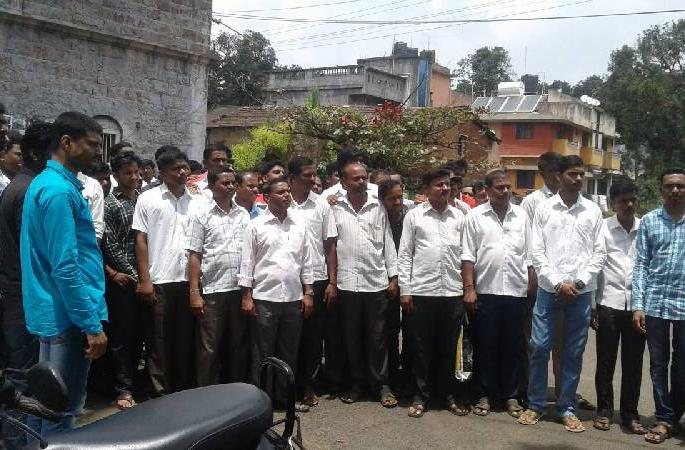 Nabhik Samaj's protest before Panhala, Karveer Tehsil | पन्हाळा, करवीरच्या तहसीलसमोर नाभिक समाजाची निदर्शने