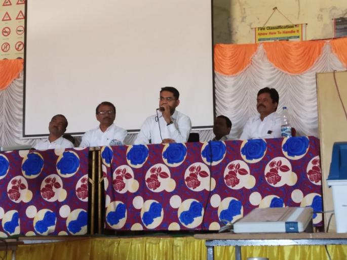 Election training for employees at Peth | पेठ येथे कर्मचा-यांना निवडणूक प्रशिक्षण Election training for employees at Peth | पेठ येथे कर्मचा-यांना निवडणूक प्रशिक्षण