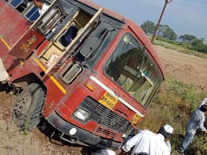 Accident passenger rescues Peth-Jalgaon bus near Umrale | उमराळेनजीक पेठ-जळगाव बसला अपघात, प्रवासी बचावले Accident passenger rescues Peth-Jalgaon bus near Umrale | उमराळेनजीक पेठ-जळगाव बसला अपघात, प्रवासी बचावले