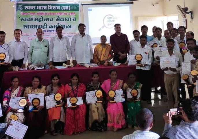Honor of the Gramsevak Sarpanchs who have done excellent work in Swachh Bharat Abhiyan | स्वच्छ भारत अभियानात उत्कृष्ट कार्य करणाऱ्या ग्रामसेवक सरपंचांचा सन्मान Honor of the Gramsevak Sarpanchs who have done excellent work in Swachh Bharat Abhiyan | स्वच्छ भारत अभियानात उत्कृष्ट कार्य करणाऱ्या ग्रामसेवक सरपंचांचा सन्मान