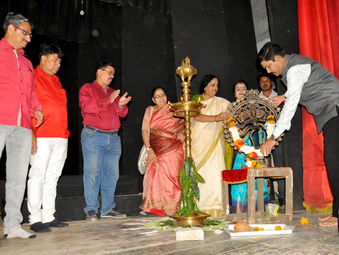 Sanskars on the artists come from the Natya Mahotsav | नाट्यमहोत्सवातून घडतात कलावंतांवर संस्कार Sanskars on the artists come from the Natya Mahotsav | नाट्यमहोत्सवातून घडतात कलावंतांवर संस्कार