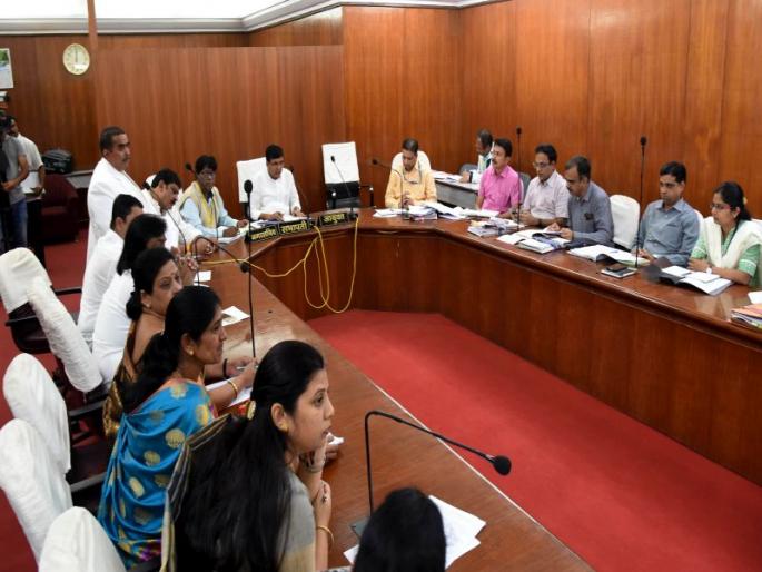 Heaps of garbage in the city but nevertheless the contractor in the municipality | शहरात कचऱ्याचे ढीग परंतु तरी महापालिकेत ठेकेदाराची भलावण Heaps of garbage in the city but nevertheless the contractor in the municipality | शहरात कचऱ्याचे ढीग परंतु तरी महापालिकेत ठेकेदाराची भलावण