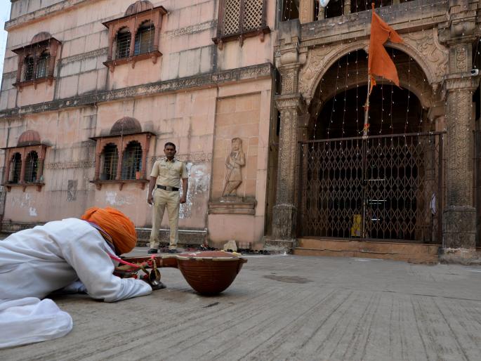 Sant Nivruttinath Yatra starts without pilgrims | संत निवृत्तिनाथ यात्रेला यात्रेकरूंविना प्रारंभ Sant Nivruttinath Yatra starts without pilgrims | संत निवृत्तिनाथ यात्रेला यात्रेकरूंविना प्रारंभ