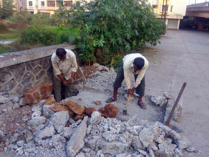 Starting from the Municipal Corporation | फुटलेल्या जलवाहिनी दुरूस्तीच्या कामाला मनपाकडून सुरूवात Starting from the Municipal Corporation | फुटलेल्या जलवाहिनी दुरूस्तीच्या कामाला मनपाकडून सुरूवात