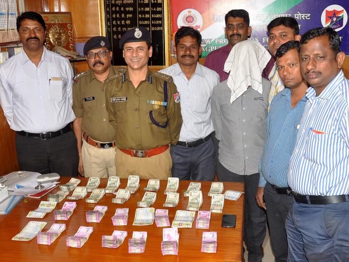 30 lakhs of hawala in Nagpur-Mumbai Durant and 29 gold in Mumbai-Nagpur Durant | नागपूर-मुंबई दुरांतोत हवालाचे ३० लाख तर मुंबई-नागपूर दुरांतोत सोन्याची २९ पाकिटे जप्त 30 lakhs of hawala in Nagpur-Mumbai Durant and 29 gold in Mumbai-Nagpur Durant | नागपूर-मुंबई दुरांतोत हवालाचे ३० लाख तर मुंबई-नागपूर दुरांतोत सोन्याची २९ पाकिटे जप्त