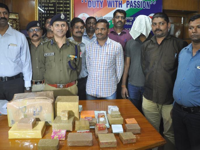 In Duranto Express seized diamond jewelry worth 80.27 lakh | दुरांतो एक्सप्रेसमध्ये ८०.२७ लाखांचे हिरेजडित सोन्याचे दागिने जप्त In Duranto Express seized diamond jewelry worth 80.27 lakh | दुरांतो एक्सप्रेसमध्ये ८०.२७ लाखांचे हिरेजडित सोन्याचे दागिने जप्त