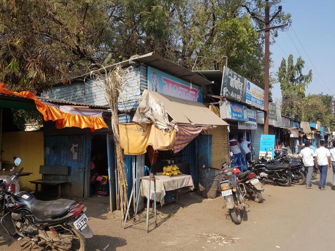 Two robe jewelers hanged a woman and removed two and a half pieces of jewelry | दोघा भामट्यांनी महिलेला गुंगवित अडीच तोळ्याचे दागिने लांबविले