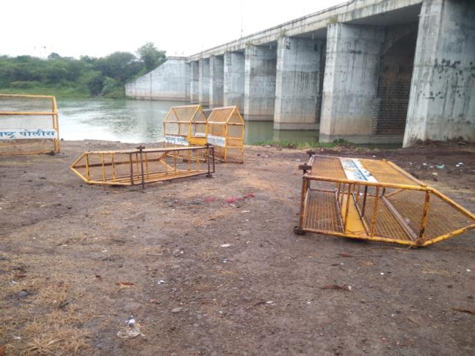 Pimpalgaon police barricades support vendors | पिंपळगाव पोलिसांच्या बॅरिकेटस्चा विक्रेत्यांना आधार Pimpalgaon police barricades support vendors | पिंपळगाव पोलिसांच्या बॅरिकेटस्चा विक्रेत्यांना आधार