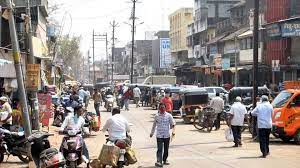 Shops closed in Pimpalgaon, but citizens on the streets | पिंपळगावी दुकाने बंद, नागरीक मात्र रस्त्यांवर