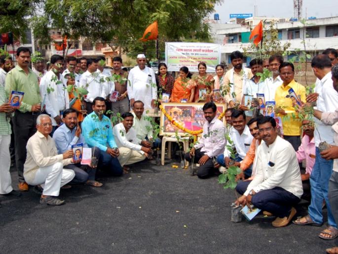 Parbhani: Distribution of 346 seedlings on the occasion of Shivrajyabhishek Day | परभणी : शिवराज्याभिषेक दिनानिमित्त ३४६ रोपांचे वाटप