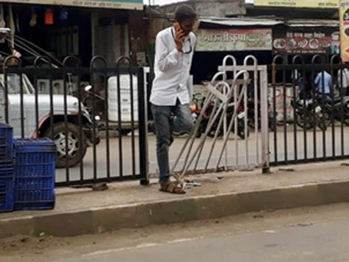 Parbhani: The road discovered by a trap of a divider | परभणी: दुभाजकाच्या जाळ्यातून शोधला रस्ता Parbhani: The road discovered by a trap of a divider | परभणी: दुभाजकाच्या जाळ्यातून शोधला रस्ता