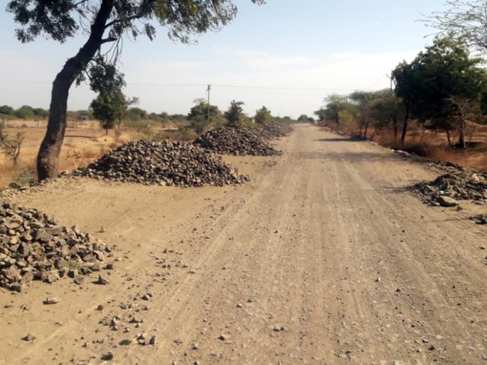 Parbhani: Road work of 3.5 crore crores slow down | परभणी: साडेतीन कोटींच्या रस्त्याचे काम संथगतीने