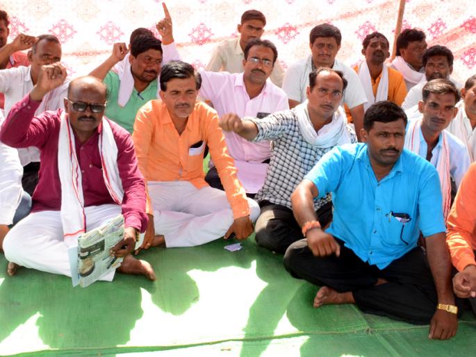 Parbhani: Grammojajar Sevaks have taken the agitation for exhausted honor | परभणी : थकित मानधनासाठी ग्रामरोजगार सेवकांनी केले धरणे आंदोलन Parbhani: Grammojajar Sevaks have taken the agitation for exhausted honor | परभणी : थकित मानधनासाठी ग्रामरोजगार सेवकांनी केले धरणे आंदोलन