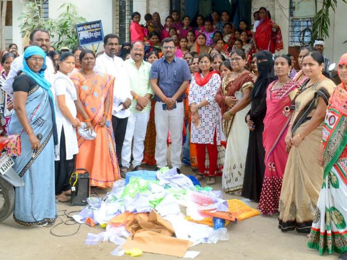 Parbhani: One and a half quintals of plastic seized in Gangakhed | परभणी : गंगाखेडमध्ये दीड क्विंटल प्लास्टिक जप्त