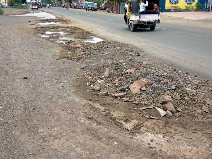 Parbhani: Khade on National Highway Sidebar | परभरणी : राष्ट्रीय महामार्गाच्या साईडपट्ट्यावर खड्डे Parbhani: Khade on National Highway Sidebar | परभरणी : राष्ट्रीय महामार्गाच्या साईडपट्ट्यावर खड्डे