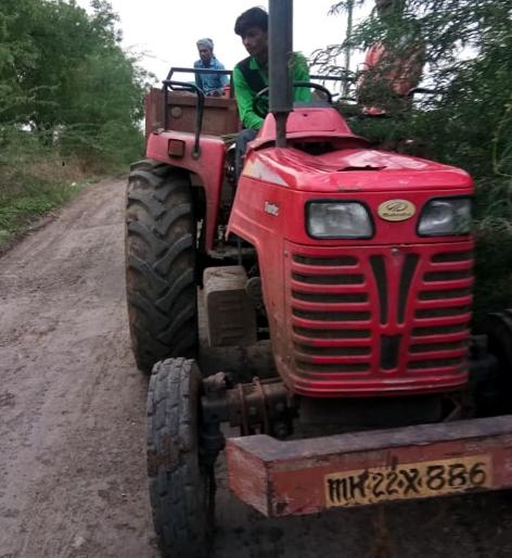 Parbhani: Tahsildar's action against two tractors | परभणी : दोन ट्रॅक्टरविरुद्ध तहसीलदारांची कारवाई
