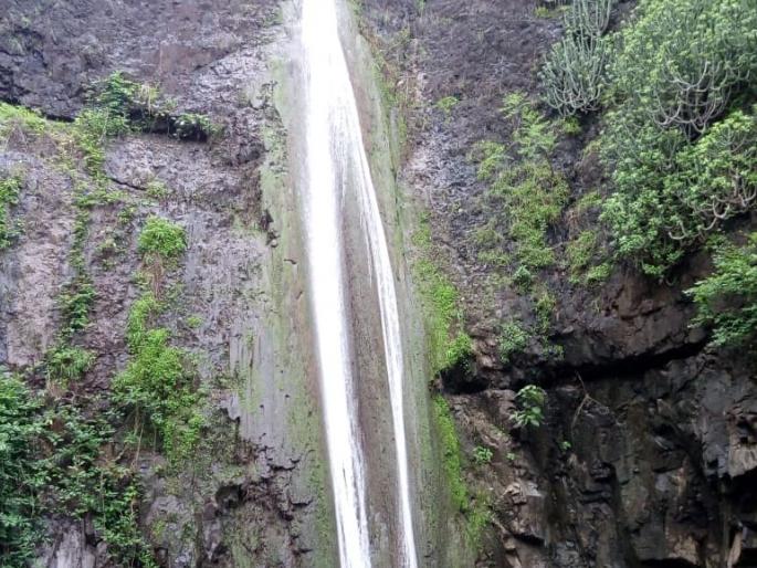 The crowd of tourists to see the Manudevi waterfalls in Satpura | सातपुड्यातील मनुदेवी धबधबा पाहण्यासाठी पर्यटकांची गर्दी The crowd of tourists to see the Manudevi waterfalls in Satpura | सातपुड्यातील मनुदेवी धबधबा पाहण्यासाठी पर्यटकांची गर्दी