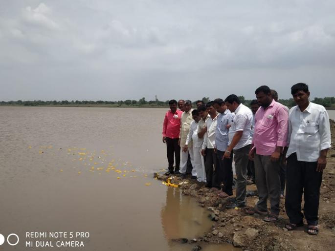 Sedi-bodied offering in the Palaces | पाडळसरेत तापीमाईला साडी-चोळी अर्पण