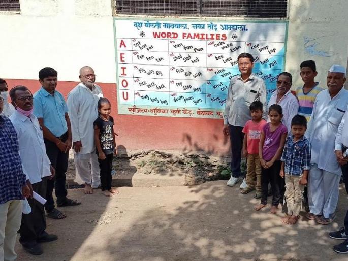 Speaking walls at Betawad Budruk | बेटावद बुद्रूक येथे अवतरल्या बोलक्या भिंती