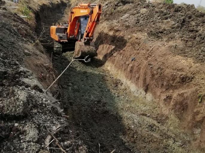 Thousands trolley sludge and canal drainage from the lake | धरणगावातील झपाटलेल्या माजी विद्यार्थ्यांनी तलावातून काढला एक हजार ट्रॉली गाळ अन् केले नाला खोलीकरणही Thousands trolley sludge and canal drainage from the lake | धरणगावातील झपाटलेल्या माजी विद्यार्थ्यांनी तलावातून काढला एक हजार ट्रॉली गाळ अन् केले नाला खोलीकरणही