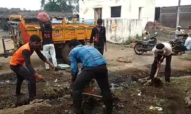Youth sanitation drive at Vadali | वडाळी येथे युवकांकडून स्वच्छता मोहीम