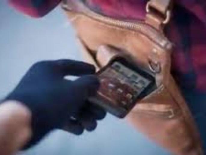 Passenger's mobile extended in Varanasi Express | वाराणसी एक्सप्रेसमध्ये प्रवाशाचा मोबाईल लांबवला   Passenger's mobile extended in Varanasi Express | वाराणसी एक्सप्रेसमध्ये प्रवाशाचा मोबाईल लांबवला