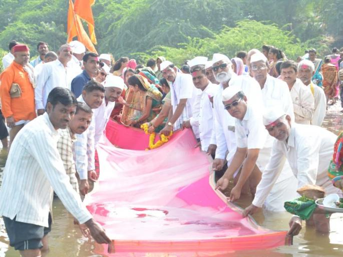 After a heap of milled coconut coconut ot the coconut | गिरणा मायीची एक तपानंतर भरली खणा नारळाने ओटी