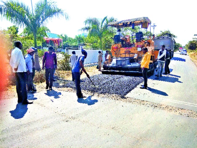 Start work on Pimpal Dhar-Mangabari road | पिंपळदर-मांगबारी रस्त्याच्या कामाला प्रारंभ Start work on Pimpal Dhar-Mangabari road | पिंपळदर-मांगबारी रस्त्याच्या कामाला प्रारंभ