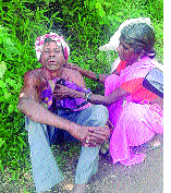 The lives of two people in Chiplun were saved | चिपळुणात युवासैनिकांनी वाचविले दोघांचे प्राण The lives of two people in Chiplun were saved | चिपळुणात युवासैनिकांनी वाचविले दोघांचे प्राण
