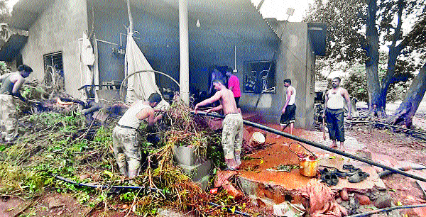 Clandestine police cleared house mud | बंदोबस्तातील पोलिसांनी साफ केला घरातील चिखल Clandestine police cleared house mud | बंदोबस्तातील पोलिसांनी साफ केला घरातील चिखल