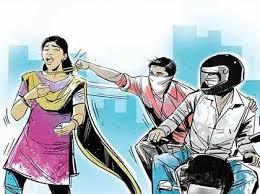 Thieves flee from woman's gold chain | महिलेची सोनसाखळी ओरबाडून चोरट्यांचा पळ Thieves flee from woman's gold chain | महिलेची सोनसाखळी ओरबाडून चोरट्यांचा पळ