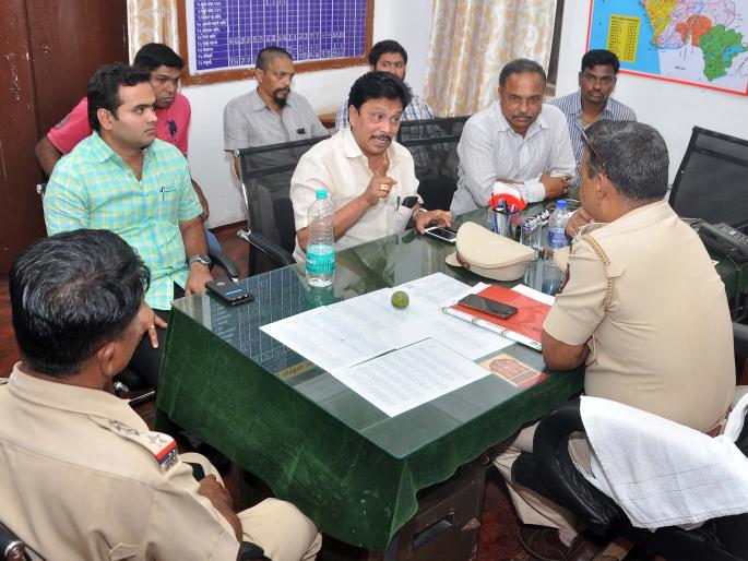 We are politics only on our own interests: the message crosses the population | स्वतःच्या हिमतीवरच आम्ही राजकारण करतो : संदेश पारकर यांचा टोला We are politics only on our own interests: the message crosses the population | स्वतःच्या हिमतीवरच आम्ही राजकारण करतो : संदेश पारकर यांचा टोला