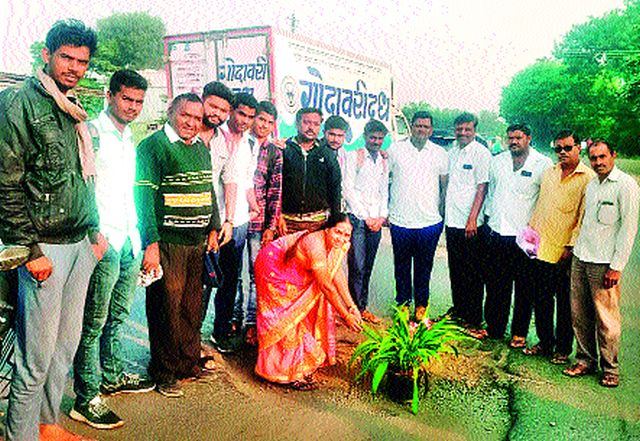 Birthday of pits celebrated by distributing sugar in chutney | सटाण्यात साखर वाटून साजरा केला खड्ड्यांचा वाढदिवस Birthday of pits celebrated by distributing sugar in chutney | सटाण्यात साखर वाटून साजरा केला खड्ड्यांचा वाढदिवस