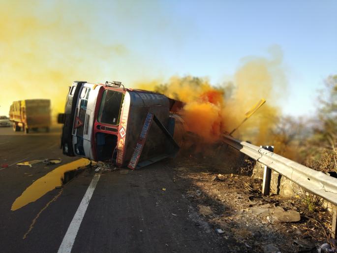 The truck carrying tankers overturned, both escaped with driver: Accident due to break disabilities in Khambatki faction | रसायनाची वाहतूक करणारा टँकर उलटला, चालकासह दोघे बचावले