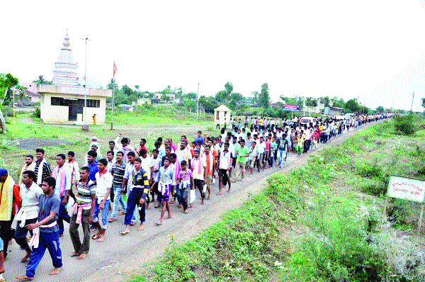Ganapati does not fit any house in Angapur | अंगापुरातील एकाही घरात बसवत नाही गणपती Ganapati does not fit any house in Angapur | अंगापुरातील एकाही घरात बसवत नाही गणपती