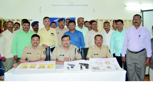 Buying stolen gold; Two arrested with jewelery | चोरीचे सोने खरेदी; सराफासह दोेघांना अटक