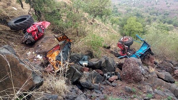 Trolley crushes two trucks in Konjwade to Malwadi Ghat | कोंजवडे ते माळवाडी घाटात ट्रॅक्टर दरीत कोसळून चालकासह दोघे ठार-ट्रॉलीचाही चक्काचूर Trolley crushes two trucks in Konjwade to Malwadi Ghat | कोंजवडे ते माळवाडी घाटात ट्रॅक्टर दरीत कोसळून चालकासह दोघे ठार-ट्रॉलीचाही चक्काचूर
