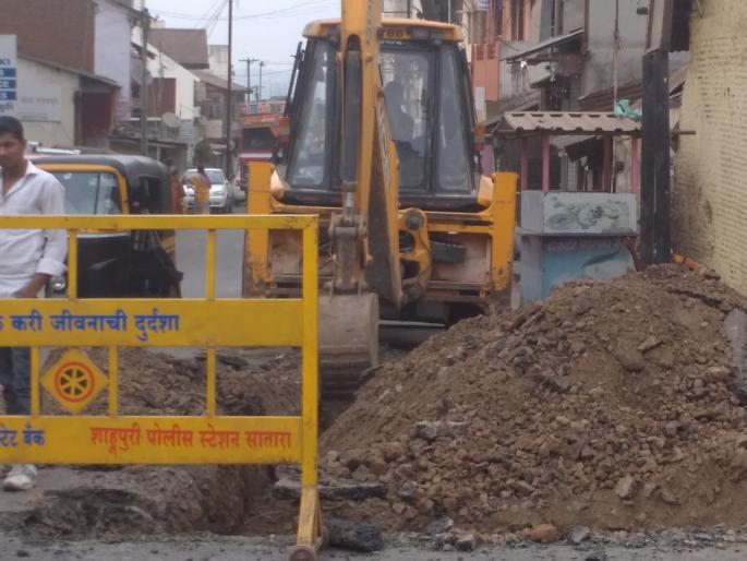 Excavation: Reclamation of the road to repair the pipeline again, the huge workload of the vehicle holders | अरेच्चा.. पाईपलाईन दुरुस्तीसाठी साताऱ्यांत पुन्हा रस्ता खुदाई, वाहनधारकांची मोठी कसरत Excavation: Reclamation of the road to repair the pipeline again, the huge workload of the vehicle holders | अरेच्चा.. पाईपलाईन दुरुस्तीसाठी साताऱ्यांत पुन्हा रस्ता खुदाई, वाहनधारकांची मोठी कसरत